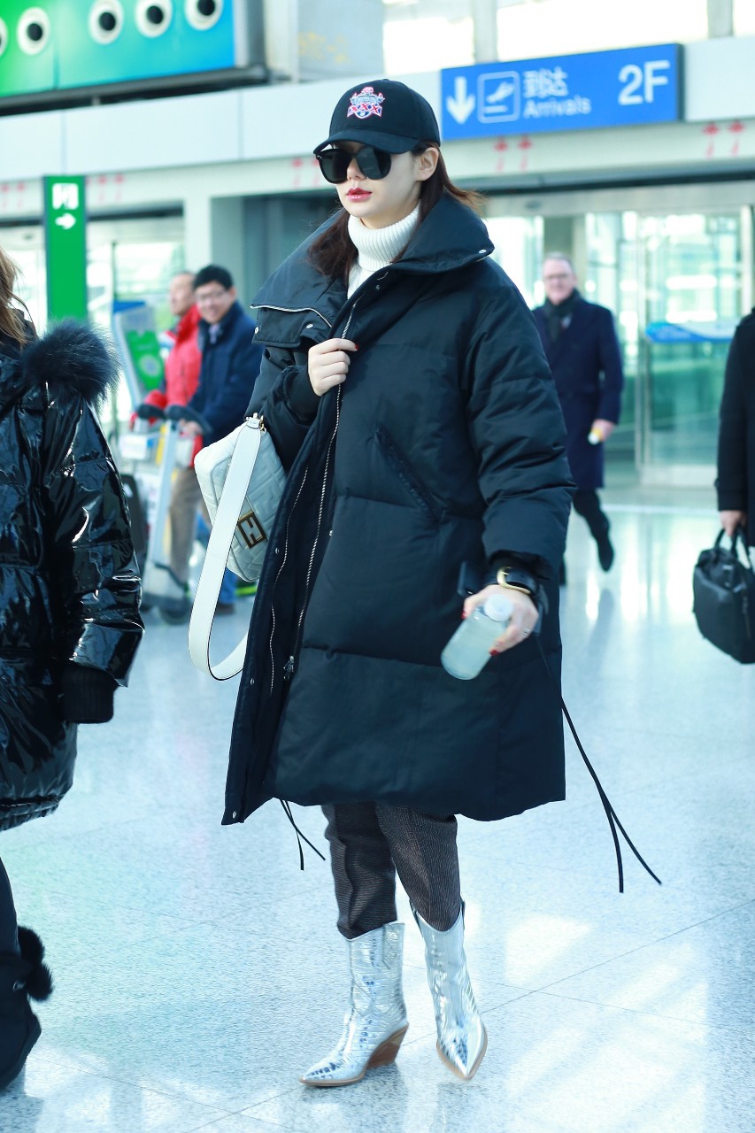 戚薇穿黑色羽绒服内搭白色高领毛衣现身机场 人气剧星最闪耀
