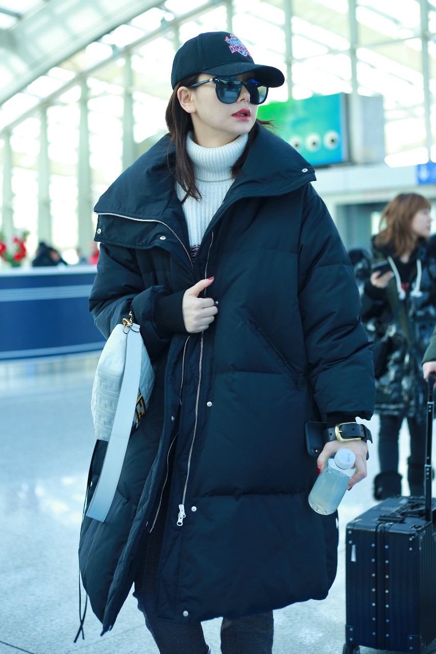 戚薇穿黑色羽绒服内搭白色高领毛衣现身机场 人气剧星最闪耀