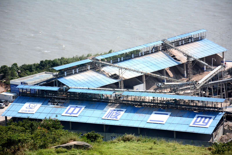 福建福鼎一“三无”砂石厂非法生产,严重污染大海和林地
