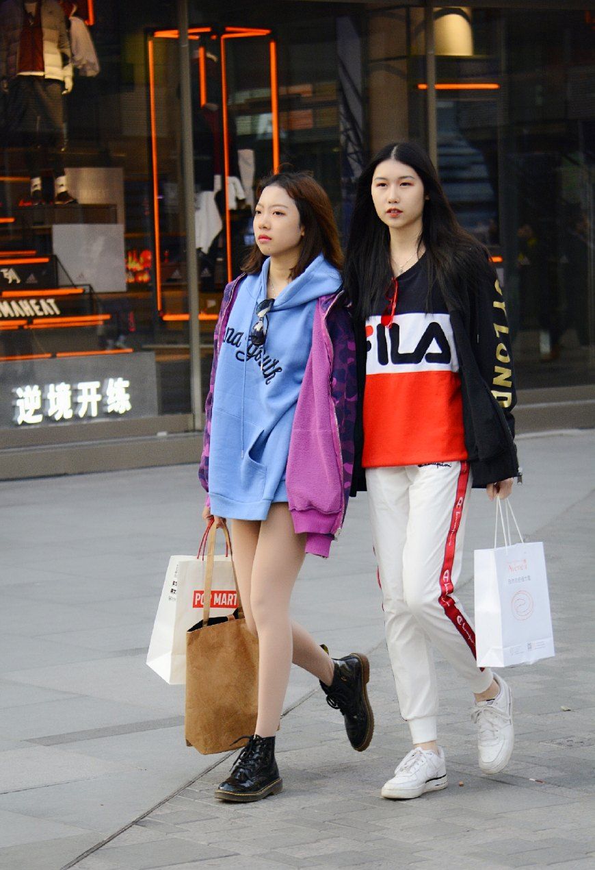 北京街拍:和好闺蜜逛街时,这样穿衣搭配美丽又吸睛