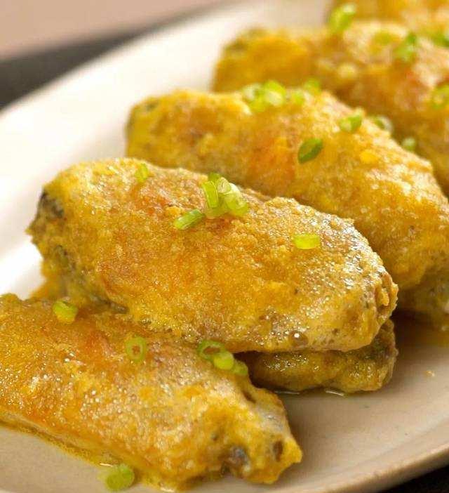 周三晚餐,我准备了自制的咸蛋黄鸡翅,好吃是好吃就是卖相差了点