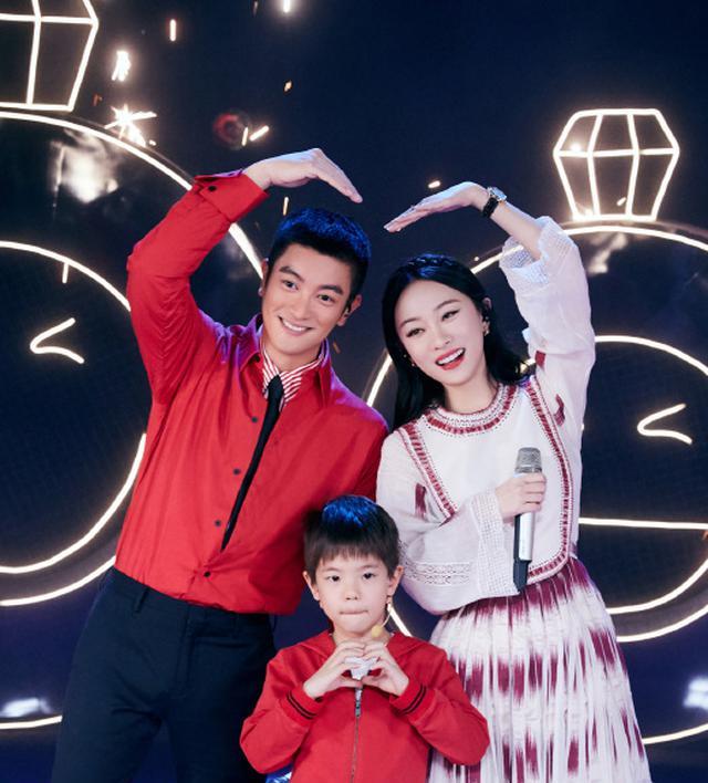 杜江一家三口央视跨年,霍思燕撞衫baby,一个温柔一个优雅