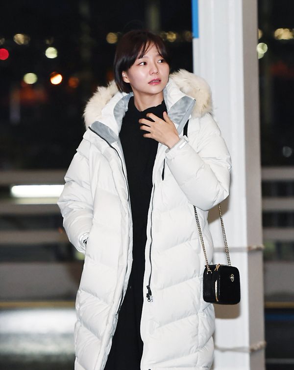 李絮身穿白色羽绒服内搭黑色连衣裙,里长外短的搭配更有层次感