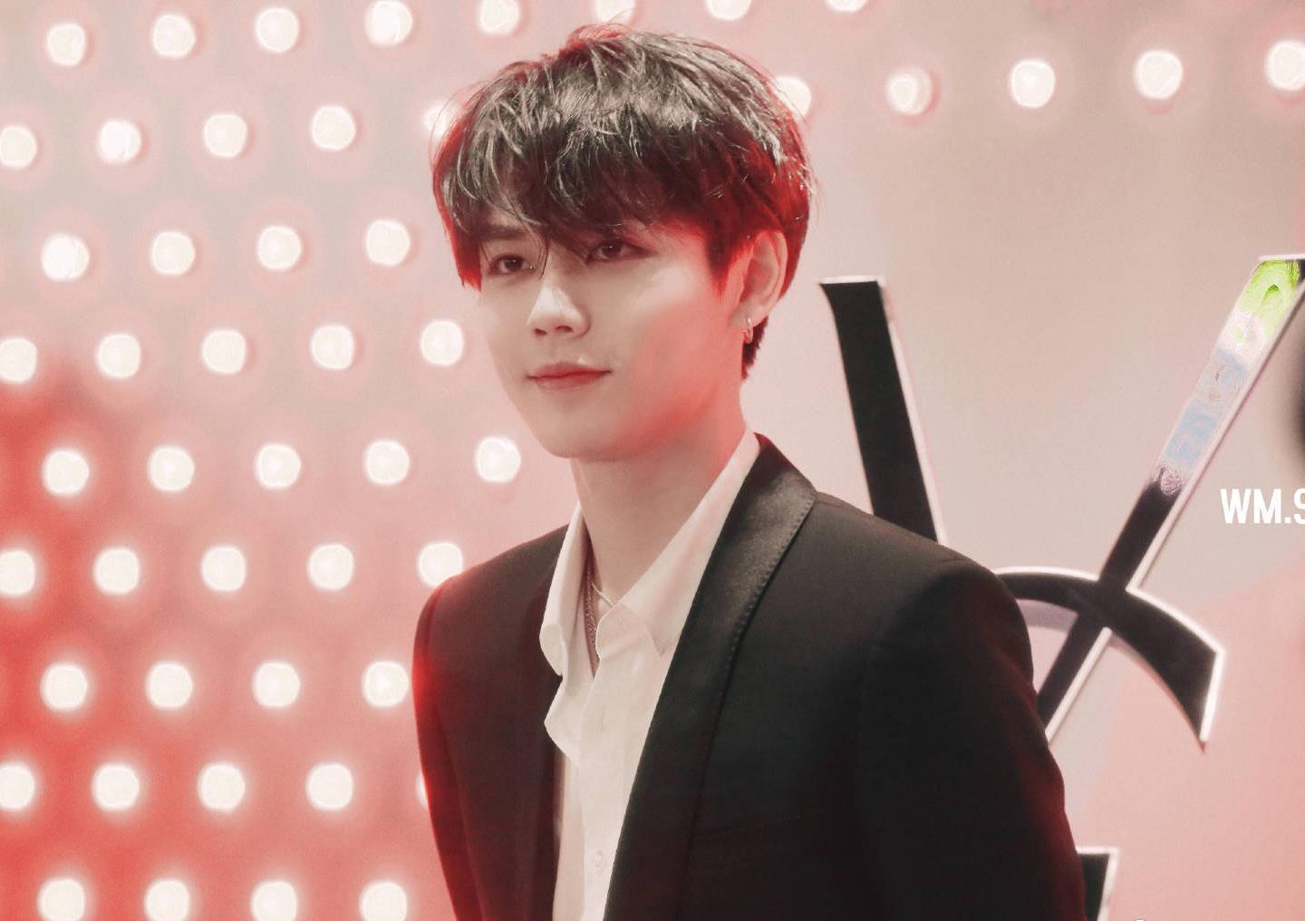 林彦俊出席活动,穿一身黑色西装,网友:暗夜王子!