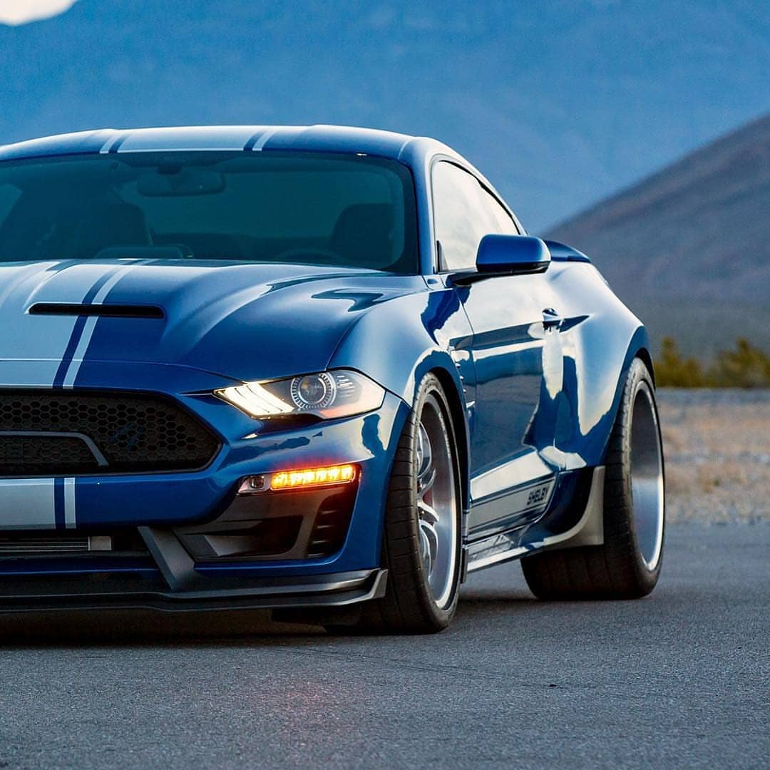 这是一辆马力达800匹的宽体福特mustangshelby