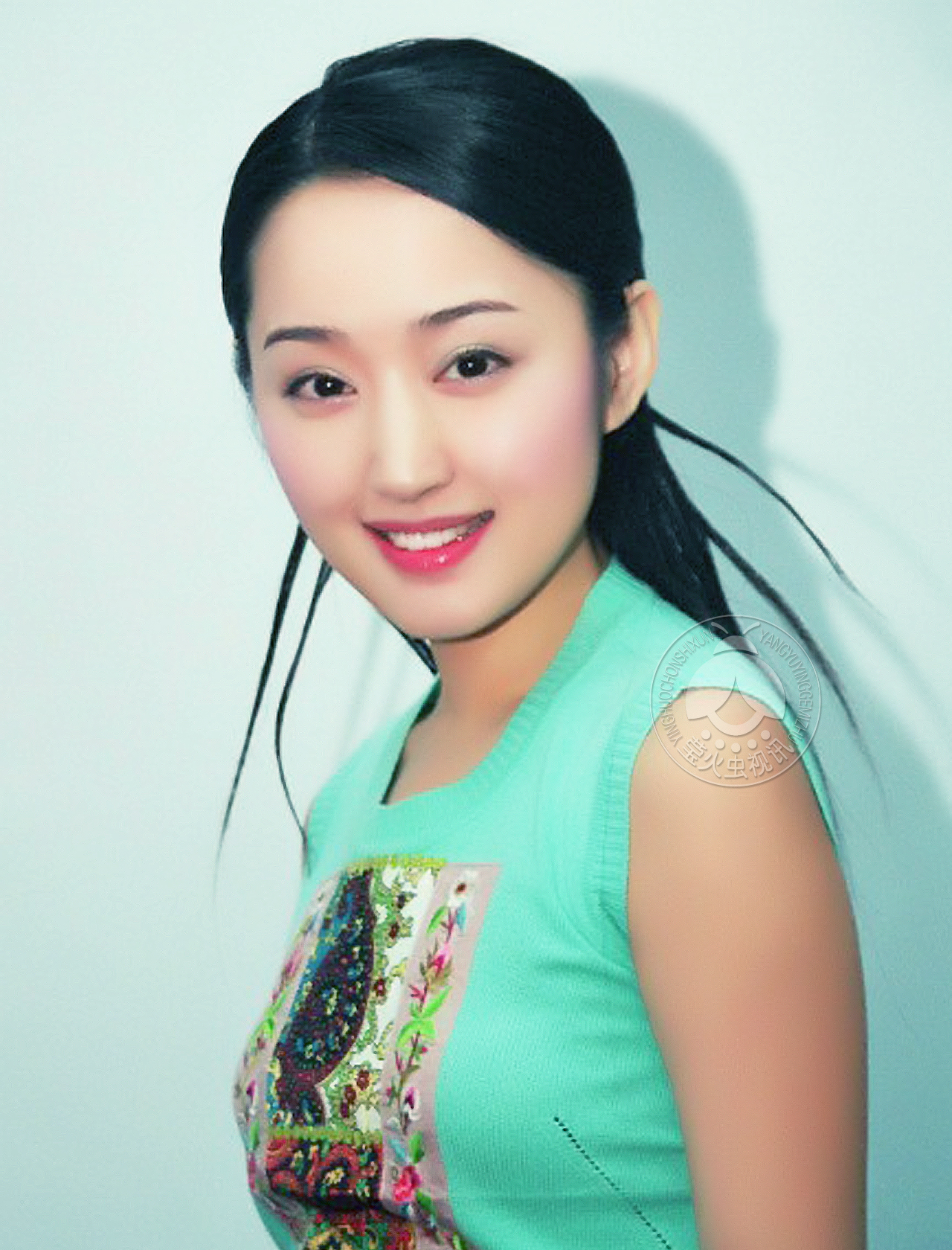 杨钰莹一组17年前头戴皇冠旧照,好似待嫁新娘,更像选美皇后