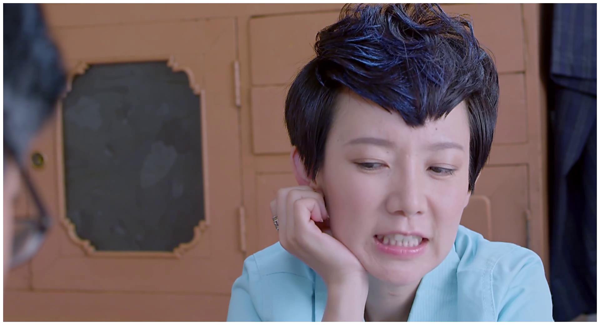 但是郑合适说他没有空便拒绝了袁媛的请求,袁媛便把电影票送给了曹