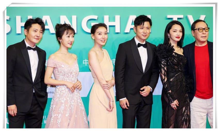 同穿斜肩礼服:姚晨一身黑变身冷艳女王,高露换成杏色穿出名媛范