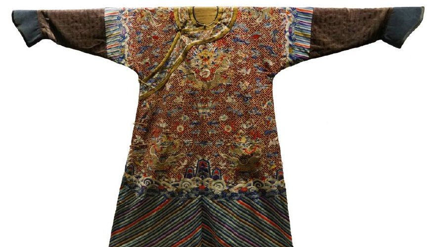 明清两朝龙袍出土文物对比:谁更符合您的审美,更胜一筹?