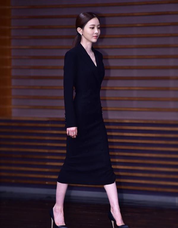 金釉利穿西装领长款连衣裙,整个身姿既柔韧纤细又带