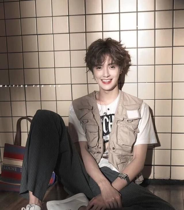 花泽类官鸿,一个曾被发型影响颜值的男神,真是换发如整形!