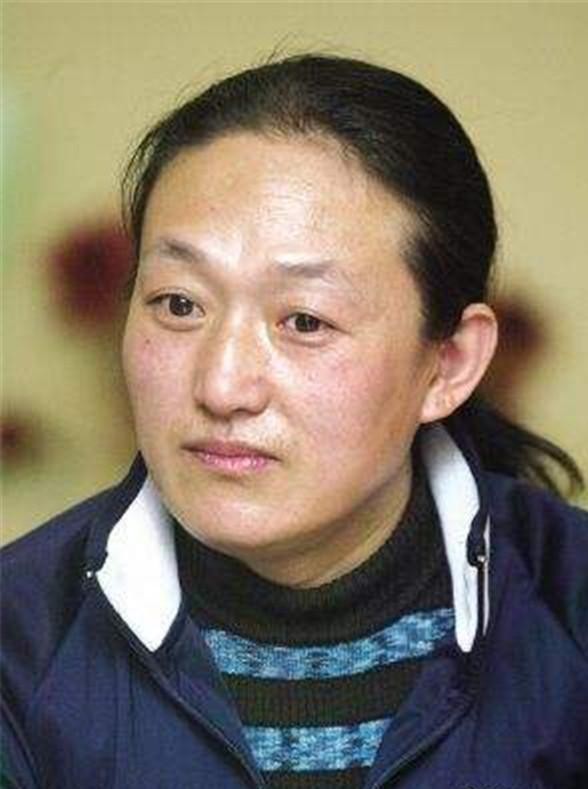 她曾是中国举重冠军, 退役后只能做搓澡工, 无法生育更是令人心疼