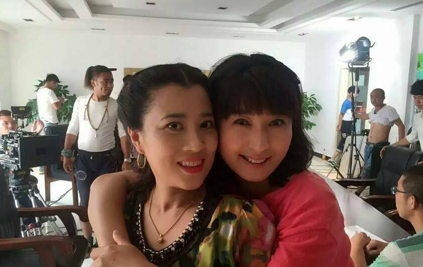 再之后,王红梅凭着与闫学晶等吉林籍演员不错的关系,开始正式复出拍摄