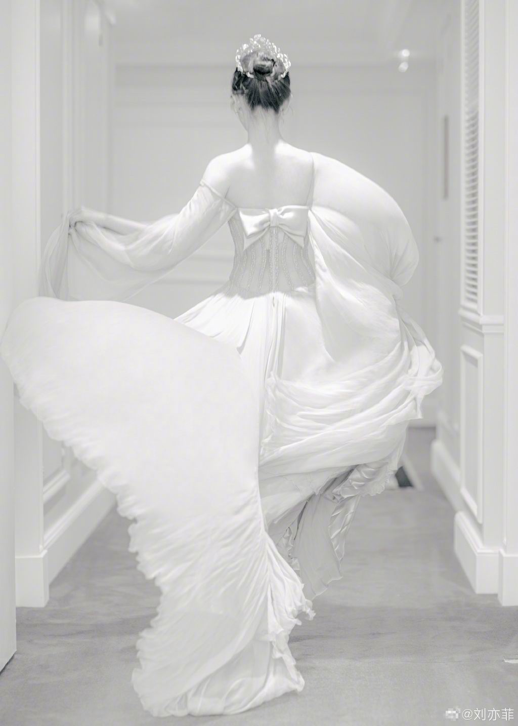 刘亦菲罕见晒唯美礼服照裙裾飞扬犹如仙女下凡