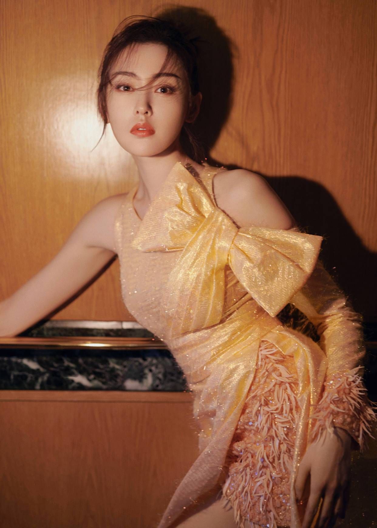 张天爱穿橘黄色的礼服写真一种莫名的感觉