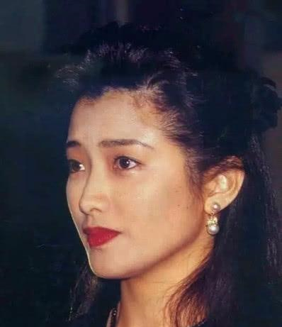 山口百惠长发造型很罕见,各个时期不同的照片,但气质仍在!