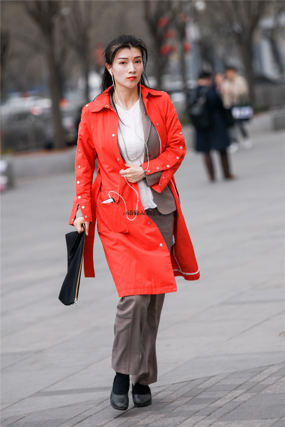 春天美女穿风衣搭配时尚又好看演绎十足的女人味儿
