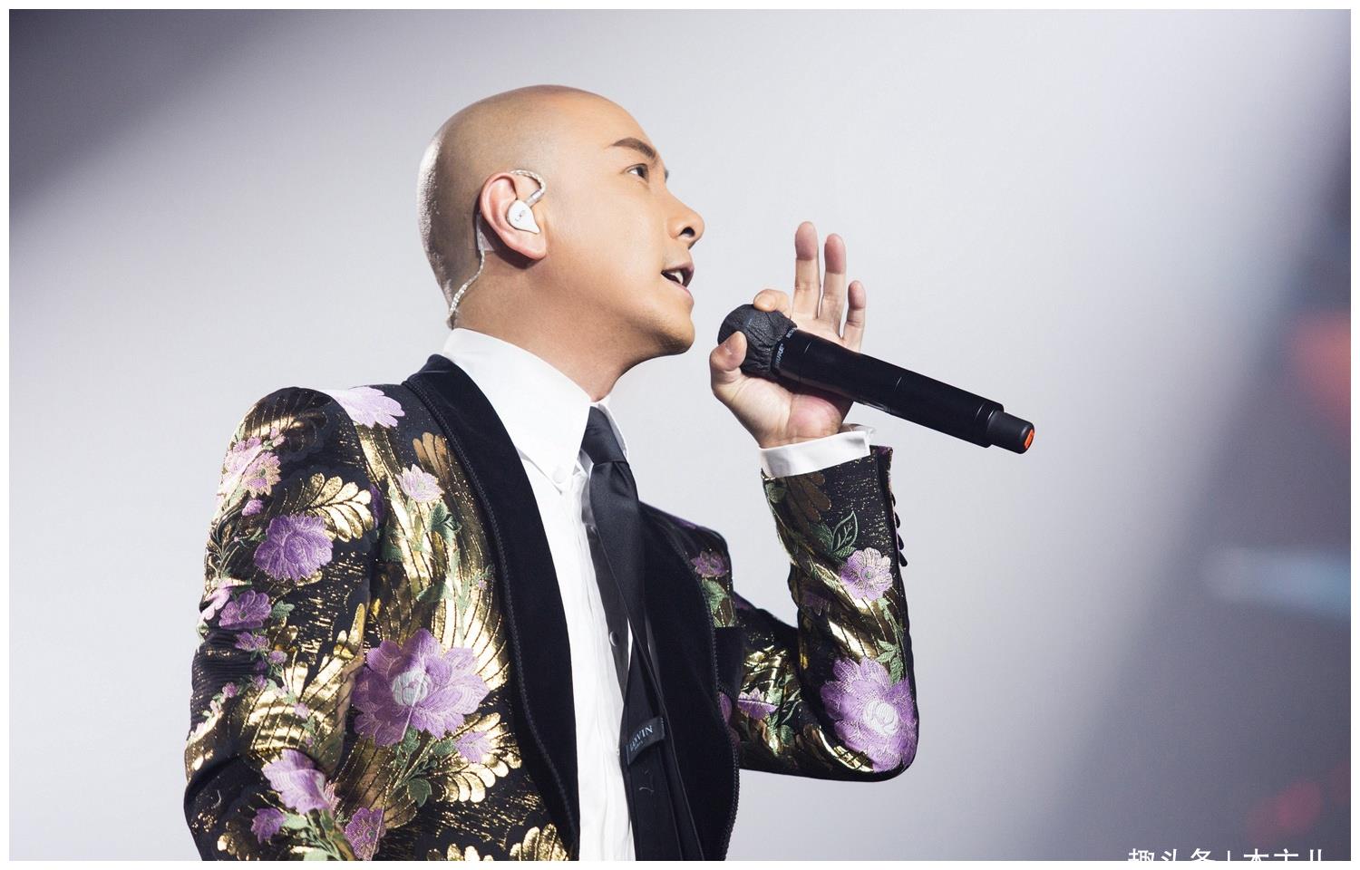 前女友因嫌穷和他分手,和张茜两次分手,如今二人不离不弃