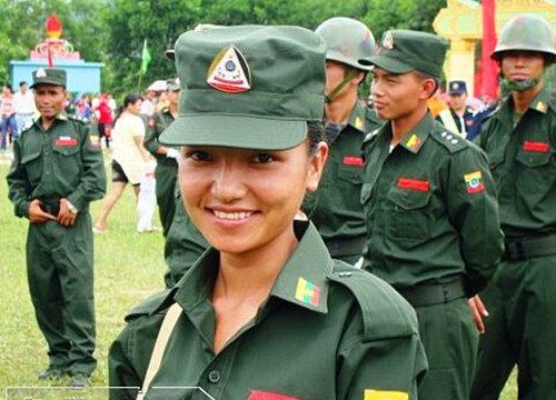 实拍缅甸果敢华人女兵,她们说的也是普通话|女兵|缅甸|华人_新浪新闻