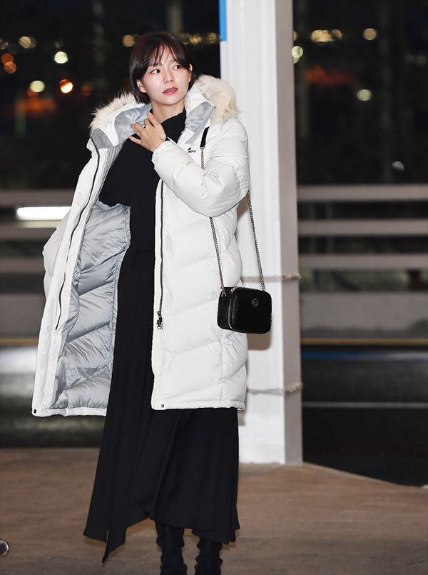 李絮身穿白色羽绒服内搭黑色连衣裙,里长外短的搭配更有层次感