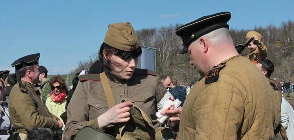 俄军迷军事演习现场,二战武器堆积成山,现场就像拍大型战争片!