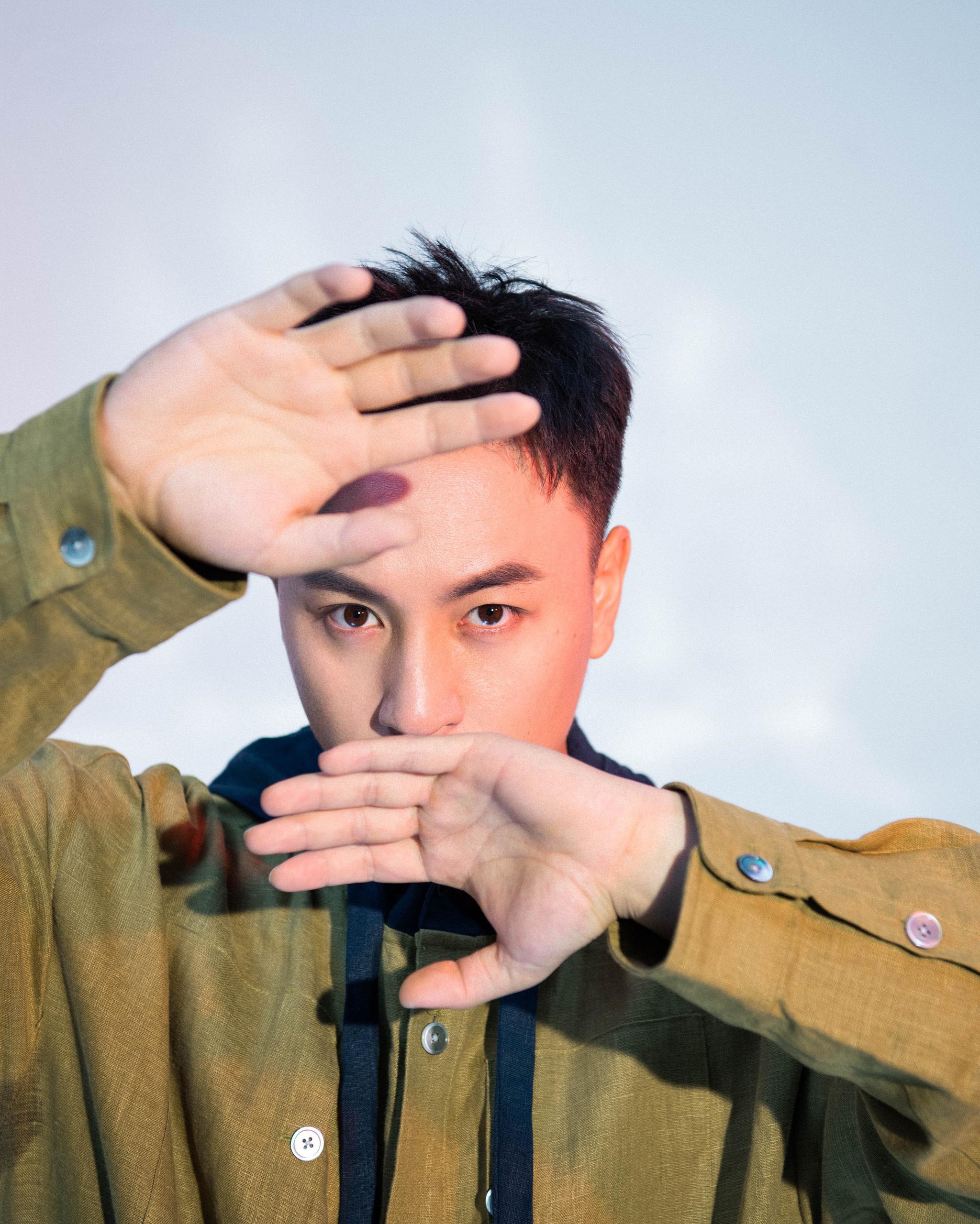 释小龙工装时尚大片来袭 潇洒恣意演绎休闲style