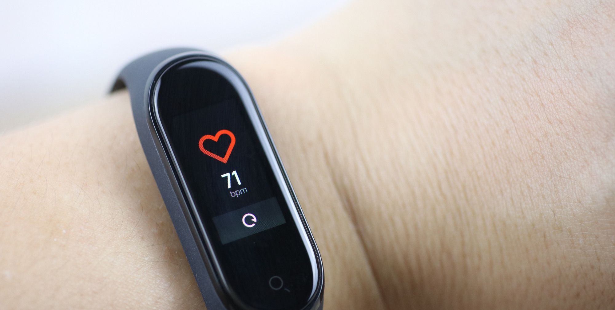 小米手环4开箱评测,彩屏加可换表盘,全新体验