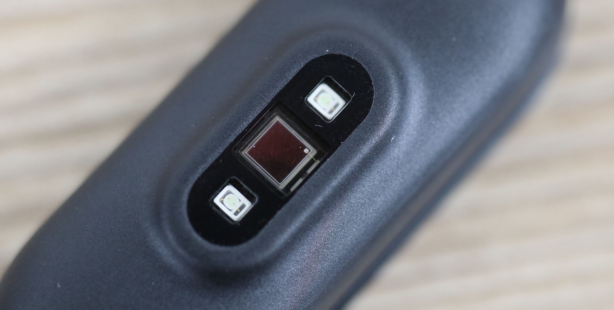 心率传感器部分特写,旁边两个发绿光的led,中间则是心率传感器.