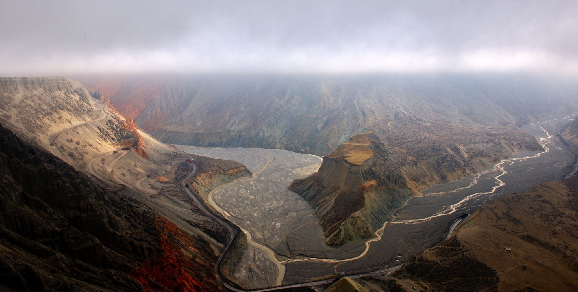 恢弘壮丽的北国奇观,风光大片创作的天堂——新疆红峡谷