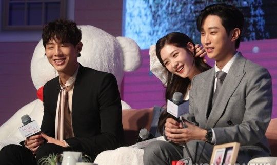 因为初恋是第一次发布会现场金志洙郑采妍郑振永养眼