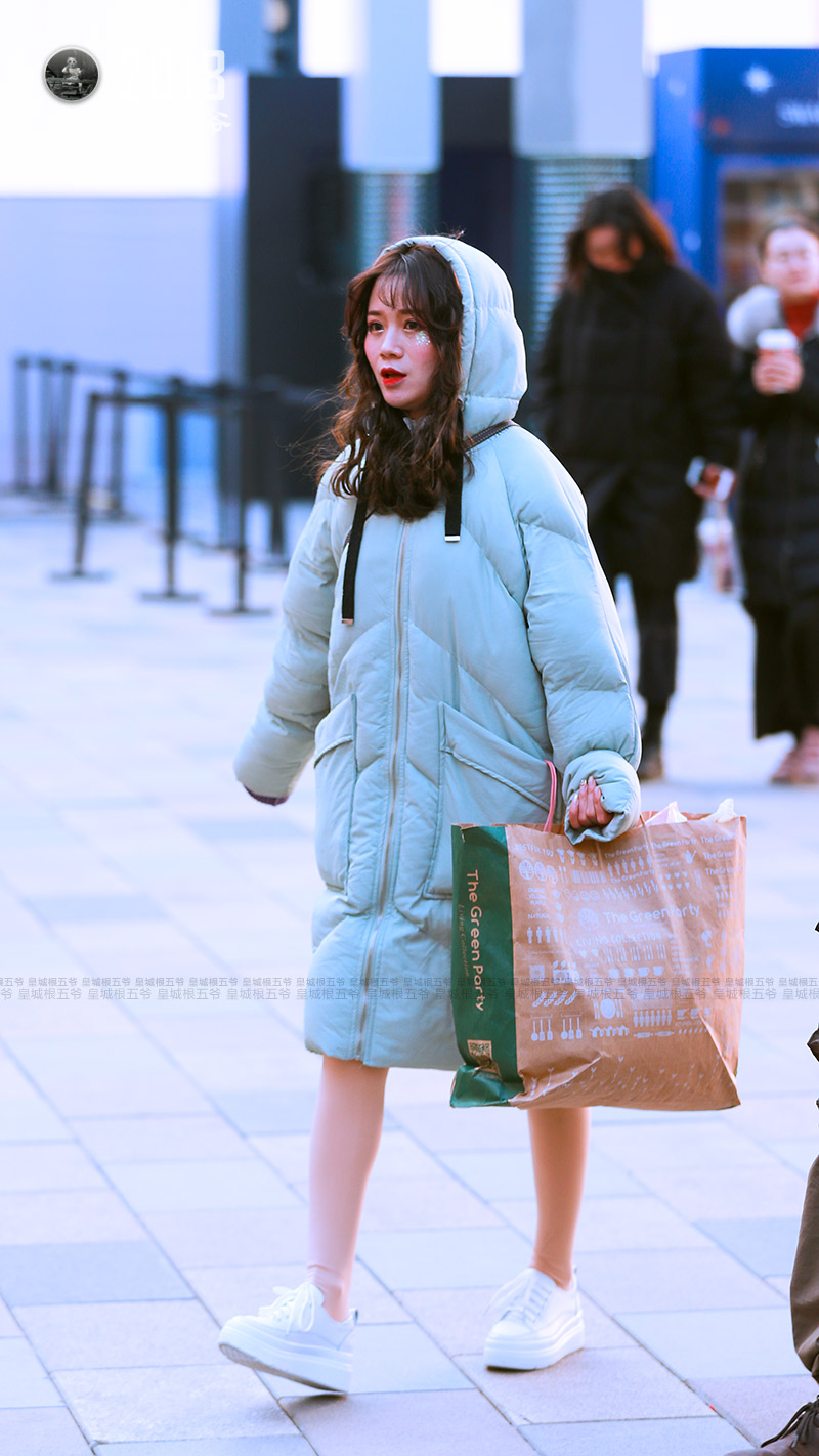 街拍:三里屯时尚漂亮的女孩有很多,她们冬天都在这样穿衣