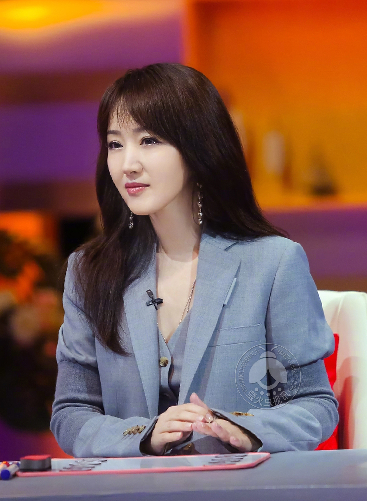 杨钰莹一组《恋梦空间》西装剧照,造型很熟女,脸蛋却很少女