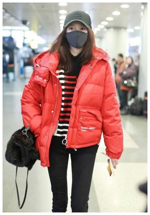 关晓彤穿红色卫衣搭配超短外套,时尚感爆棚,难怪鹿晗喜欢她!