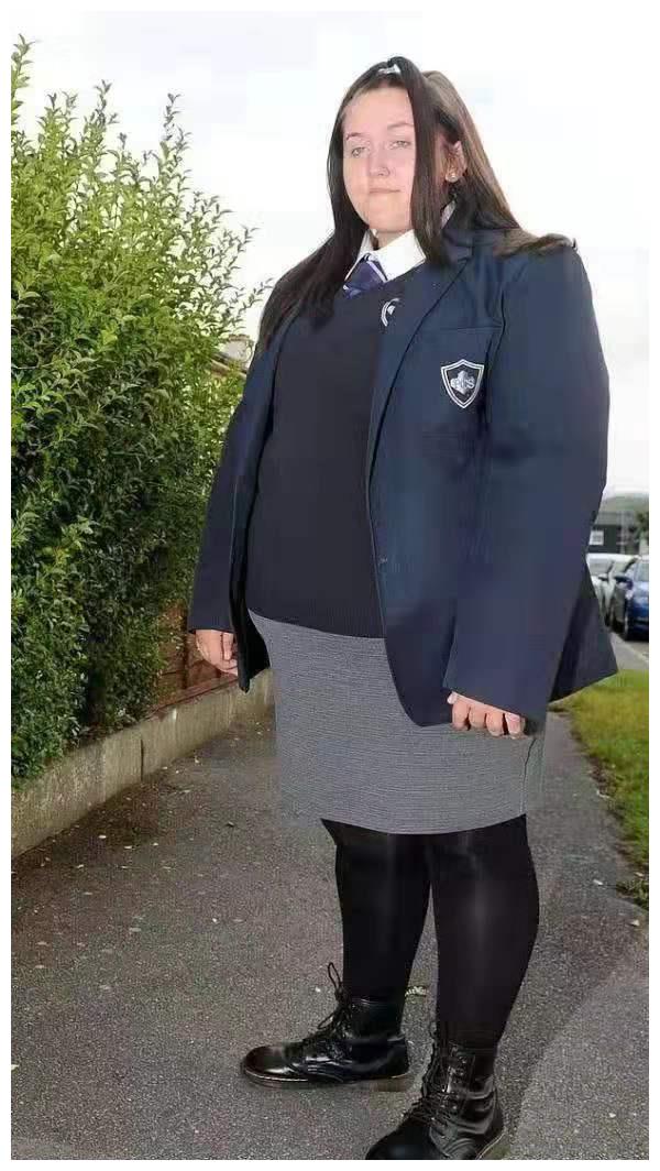 14岁女孩因太胖穿不了校服,被校方勒令退学,网友:确实该减肥了