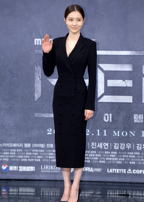 金釉利穿西装领长款连衣裙,整个身姿既柔韧纤细又带