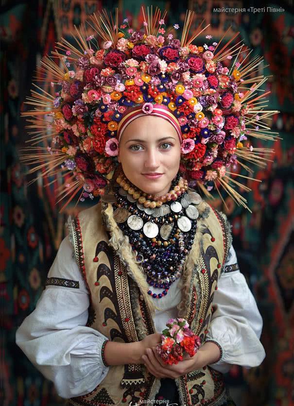 实拍乌克兰穿民族服饰的美女这些头饰是纯洁和婚姻资格的标志