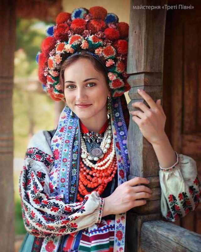 实拍乌克兰穿民族服饰的美女这些头饰是纯洁和婚姻资格的标志