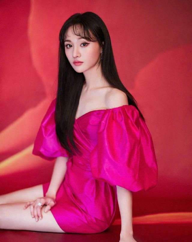 郑爽穿红色短裙 秀美腿香肩精致美艳