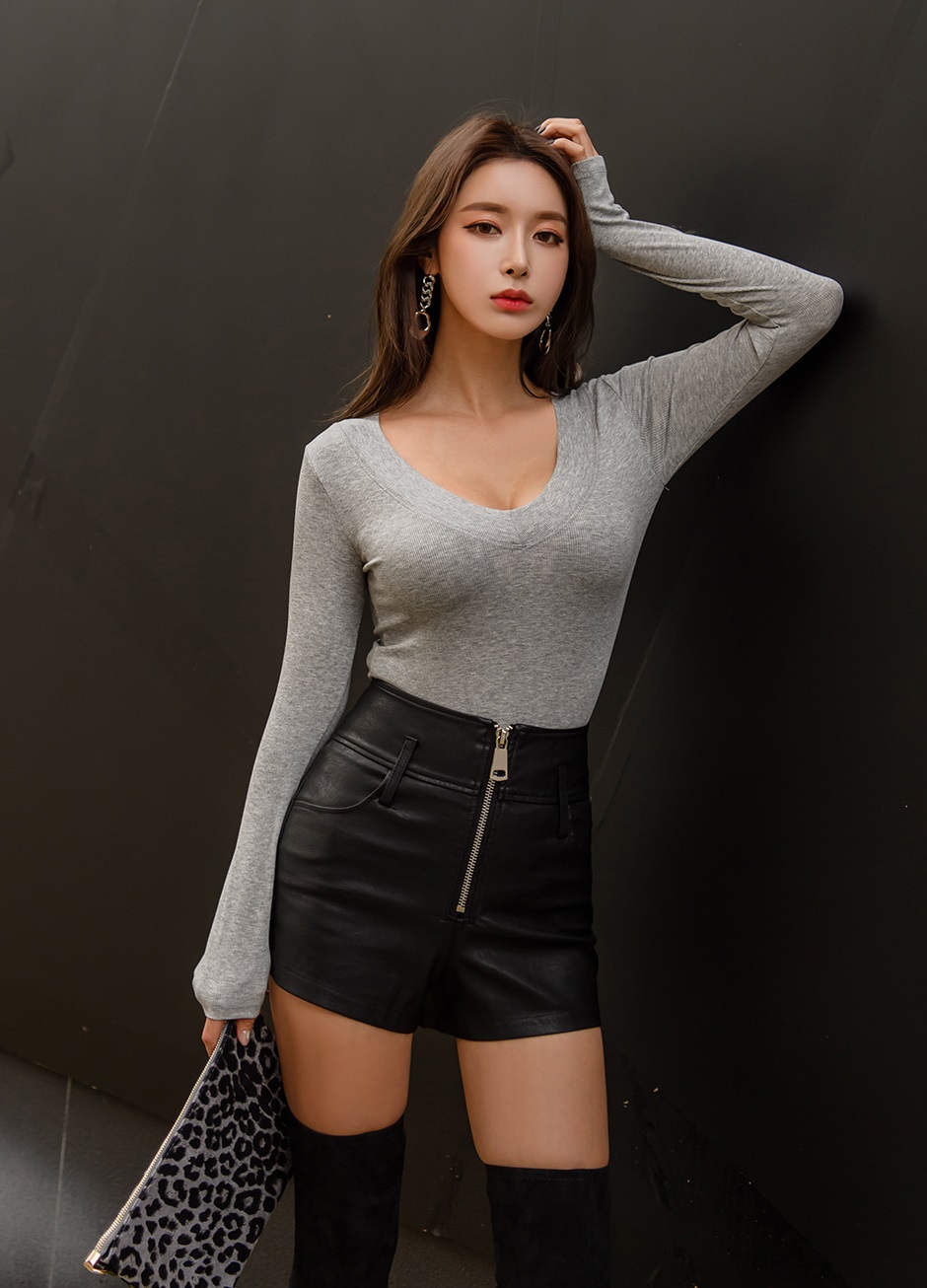 中性穿搭皮短裤长筒靴帅气指数爆表