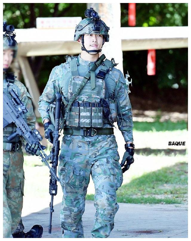 韩国军日「胸肌撑爆」玉泽演vs「花美颜值」任时完帅到影响维安