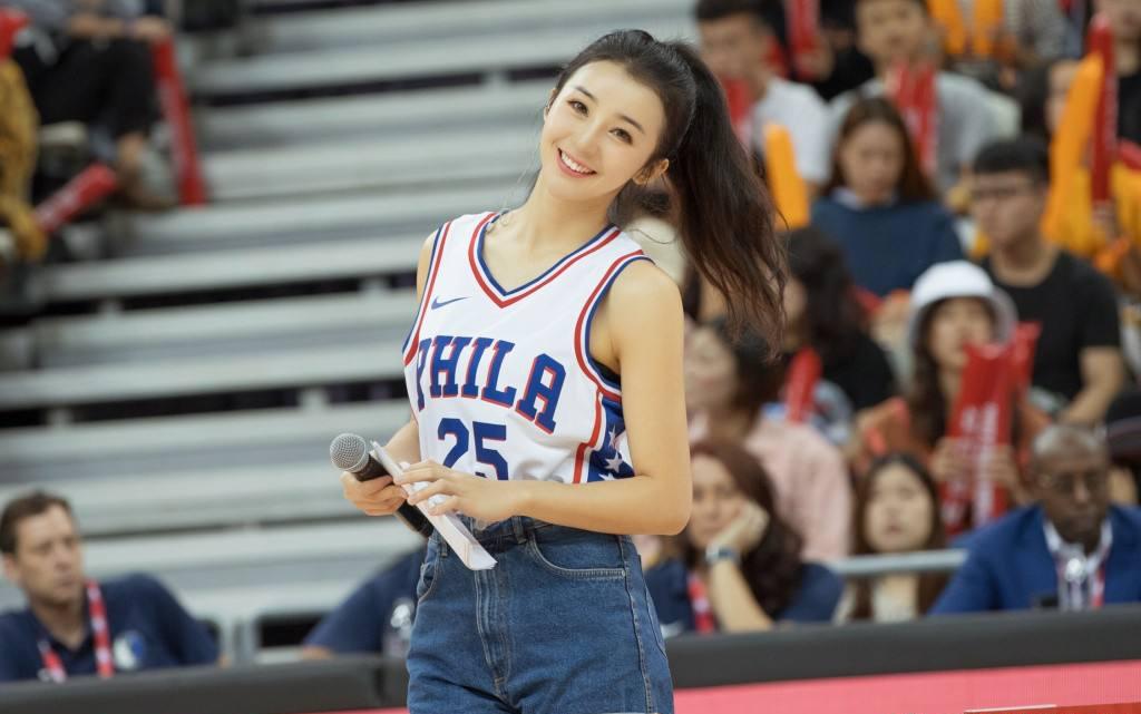 nba最美国女记者,她一笑整个世界都亮了!
