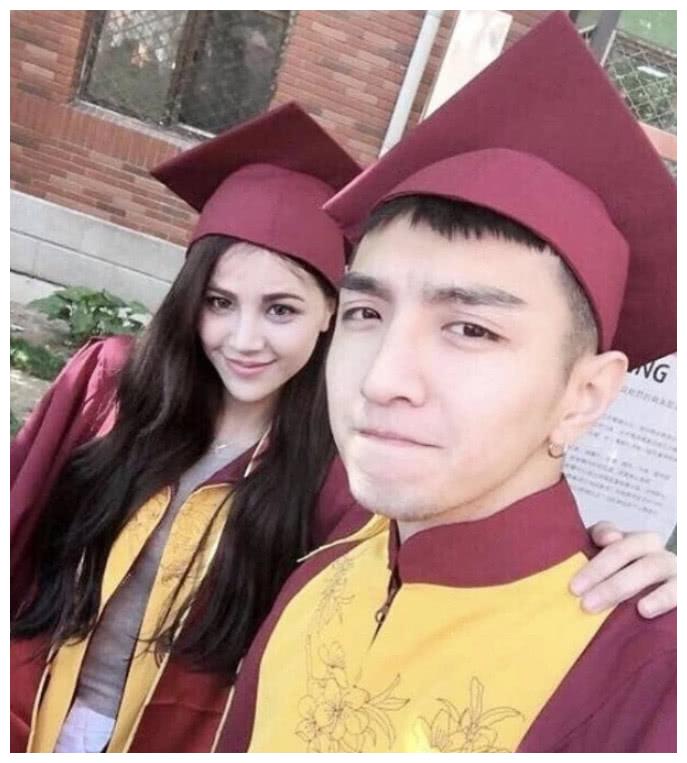 金瀚与大学女友旧照被扒,两人拥吻甜蜜,果然男明星都喜欢这一款
