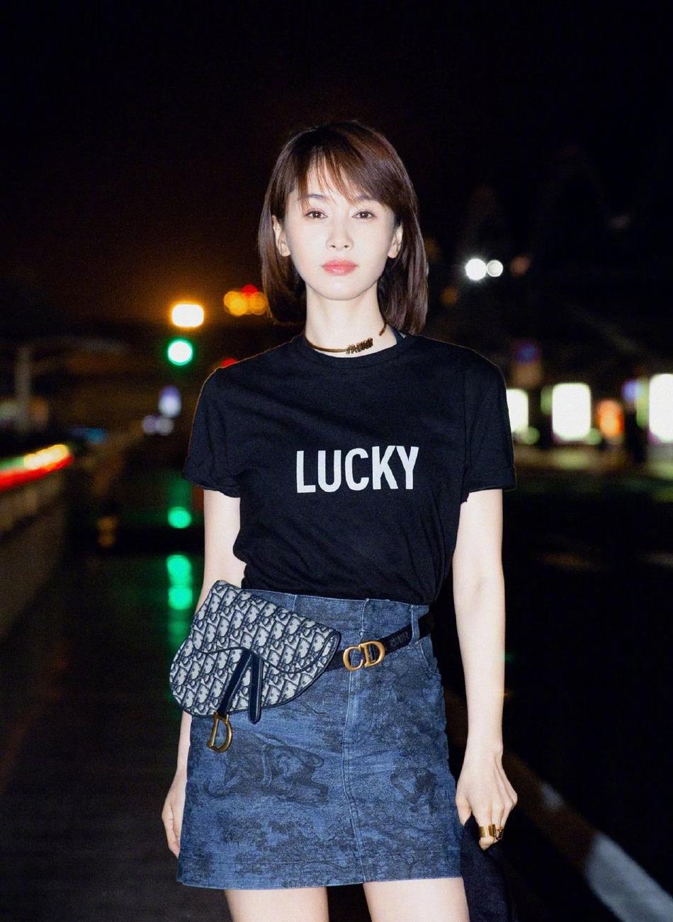 162cm王子文启程摩洛哥看秀,机场秀靠穿搭凹出完美身材比例