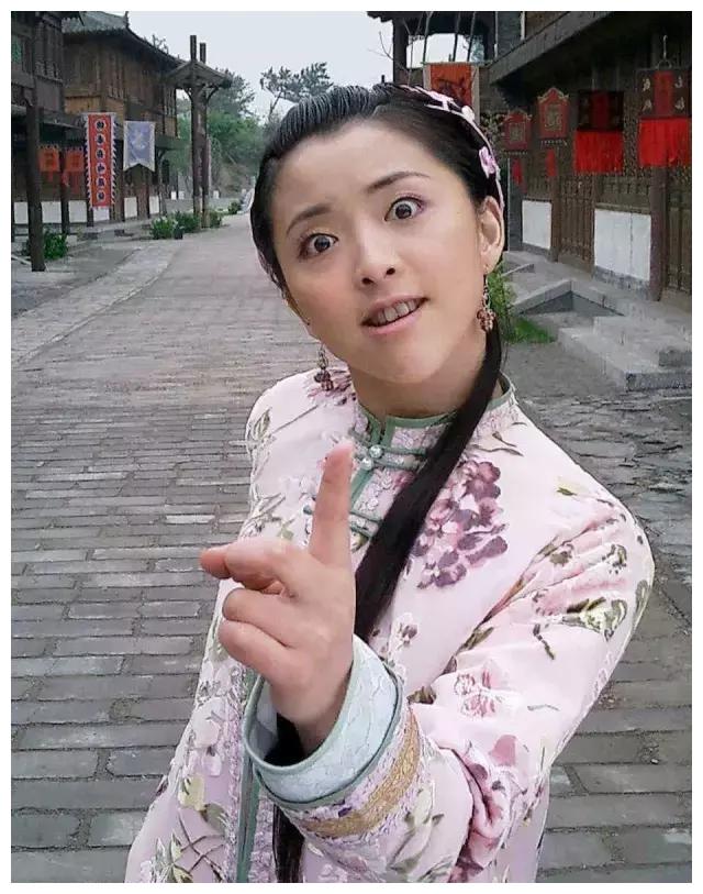 记得她演过射雕英雄传的傻姑,但听 说真人很聪明.