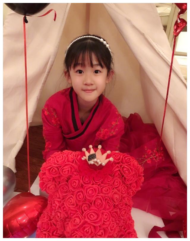 陆毅晒女儿生日照,贝儿头戴珍珠发箍,身穿大红裙,又美又惊艳