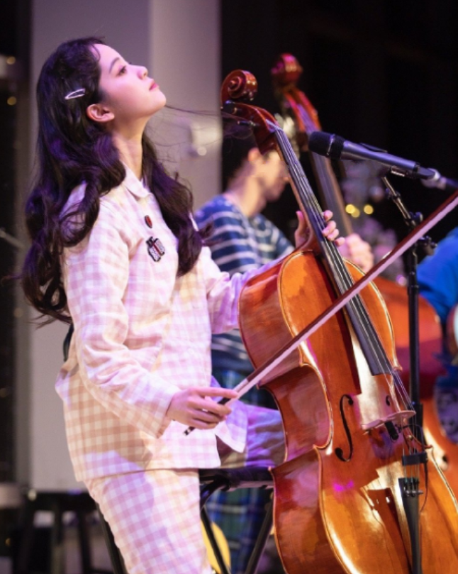 欧阳娜娜演奏把腿放椅子上坐下,谁注意她的坐姿?不愧是94斤的人