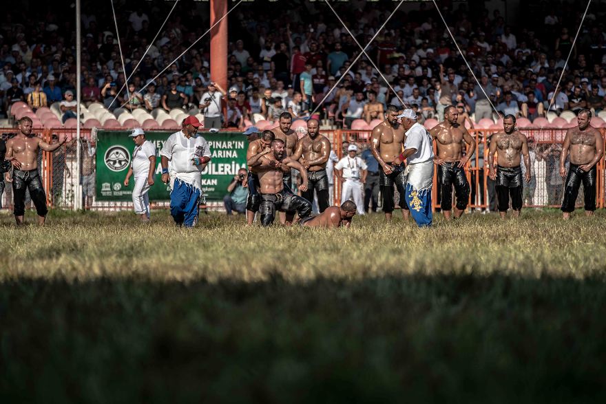 数千名男子参加摔跤比赛,参赛者全身加橄榄油油,场面激烈!