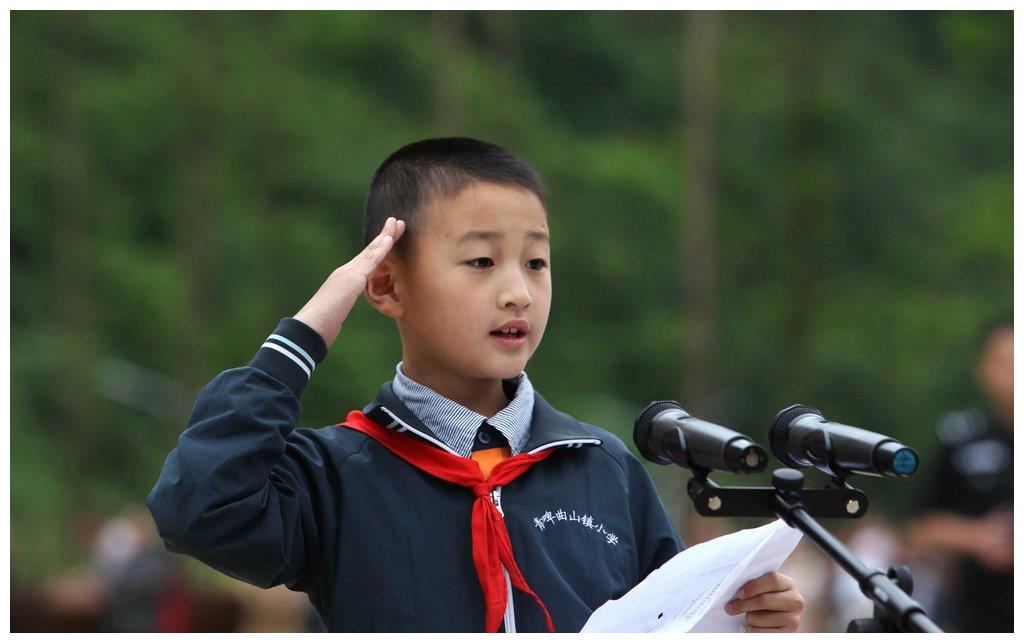 十一年前汶川地震那个敬礼娃娃现在怎么样了这大概就是传承