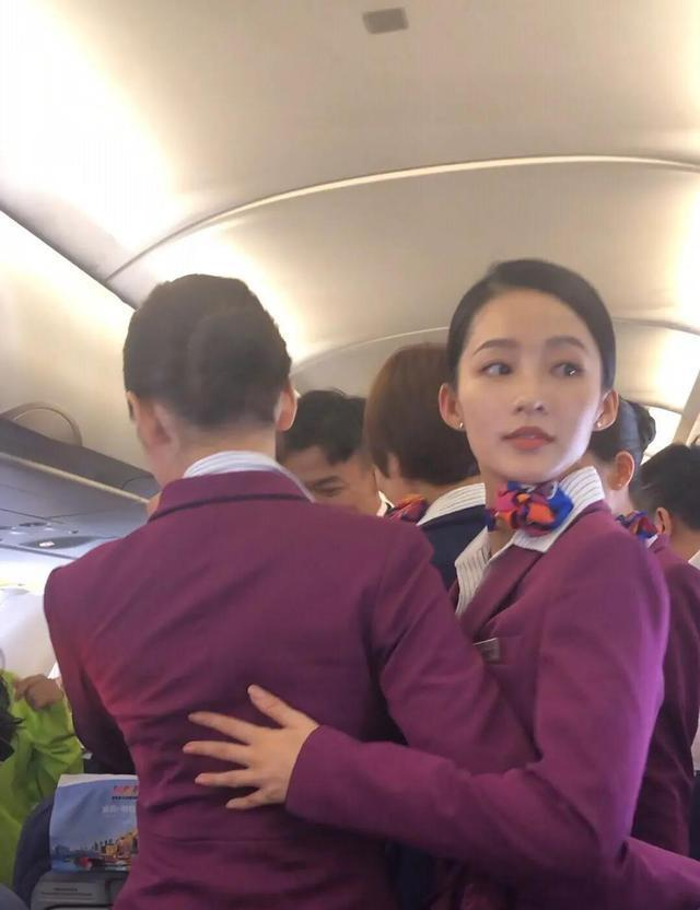 恭喜李沁中国机长喜提金鹤奖最佳女配角实至名归未来可期