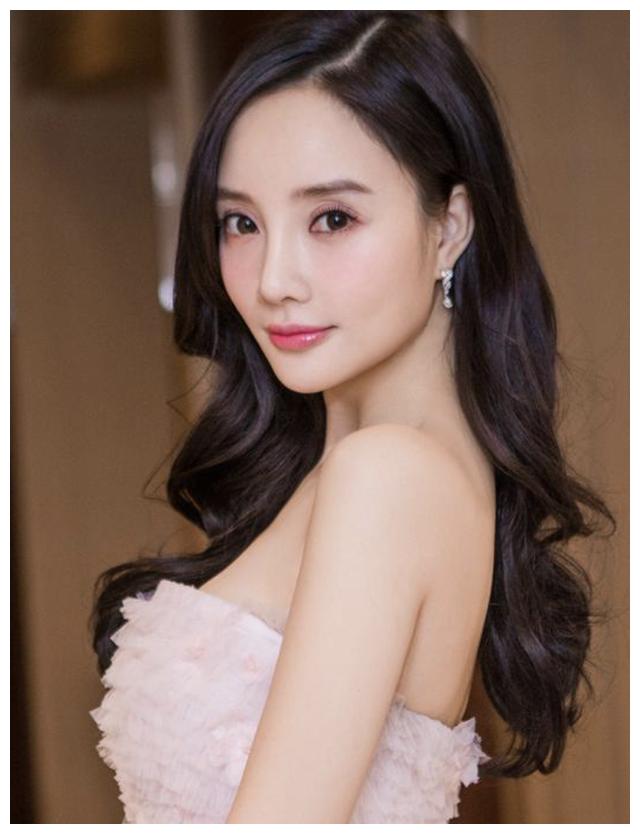 李小璐头戴粉红猫耳朵拍视频,模仿韩剧女主角不忘wink卖萌